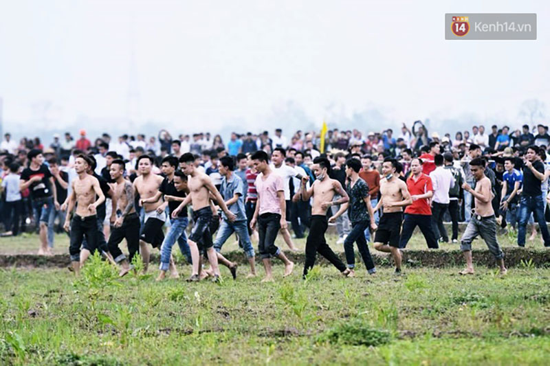 Hàng trăm thanh niên trai tráng lao vào giằng xé, giẫm đạp lên nhau để Cướp phết Hiền Quan lấy may